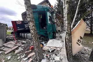 Tragedia w Sochaczewie. Przewoził stal cieżarówką, wjechał w dom. Jedna osoba nie żyje