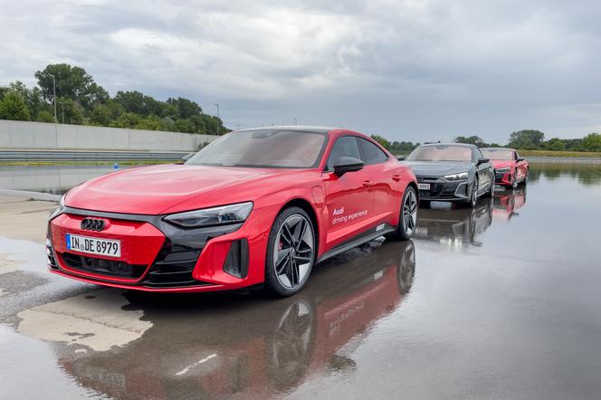 Audi driving experience jest jak film przewijany na podglądzie. Jak sprawdził się elektryk na torze?