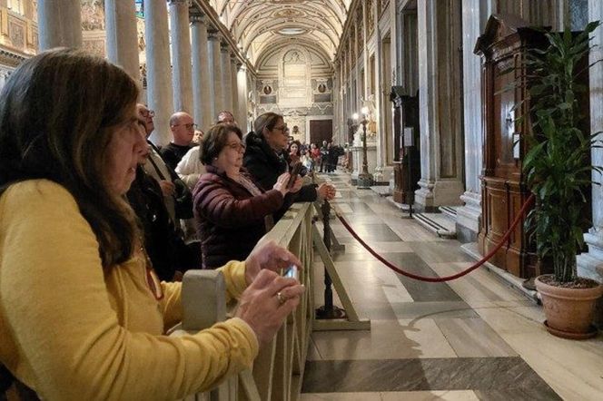 Wierni przed grobem papieża Franciszka w bazylice Santa Maria Maggiore