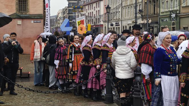 Polonez dla Fredry 2025 we Wrocławiu. Maturzyści zatańczyli na Rynku [ZDJĘCIA]