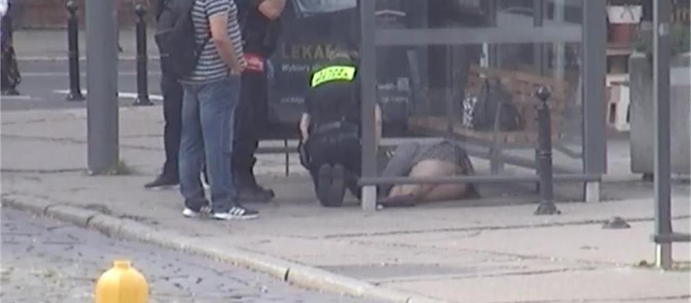 Kobieta leżała na chodniku w centrum Poznania. Pomogli jej strażnicy miejscy