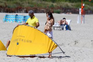 Agnieszka Dygant chowa się za parawanem