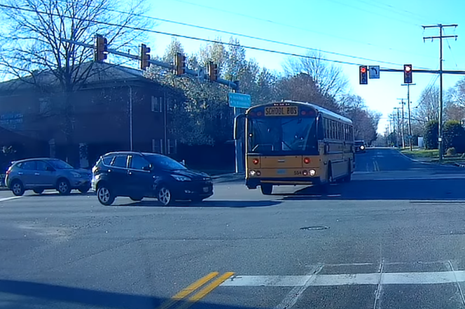 Zignorował czerwone światło i zderzył się ze szkolnym autobusem - WIDOE
