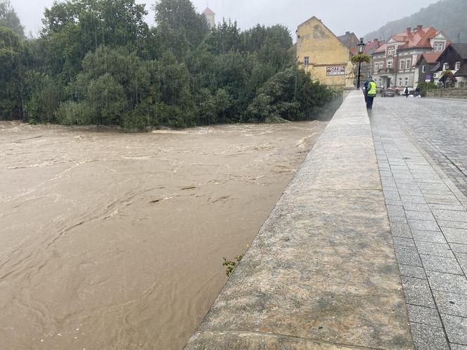 Bardo zatopione. Ulice toną, nie ma prądu, są problemy z siecią