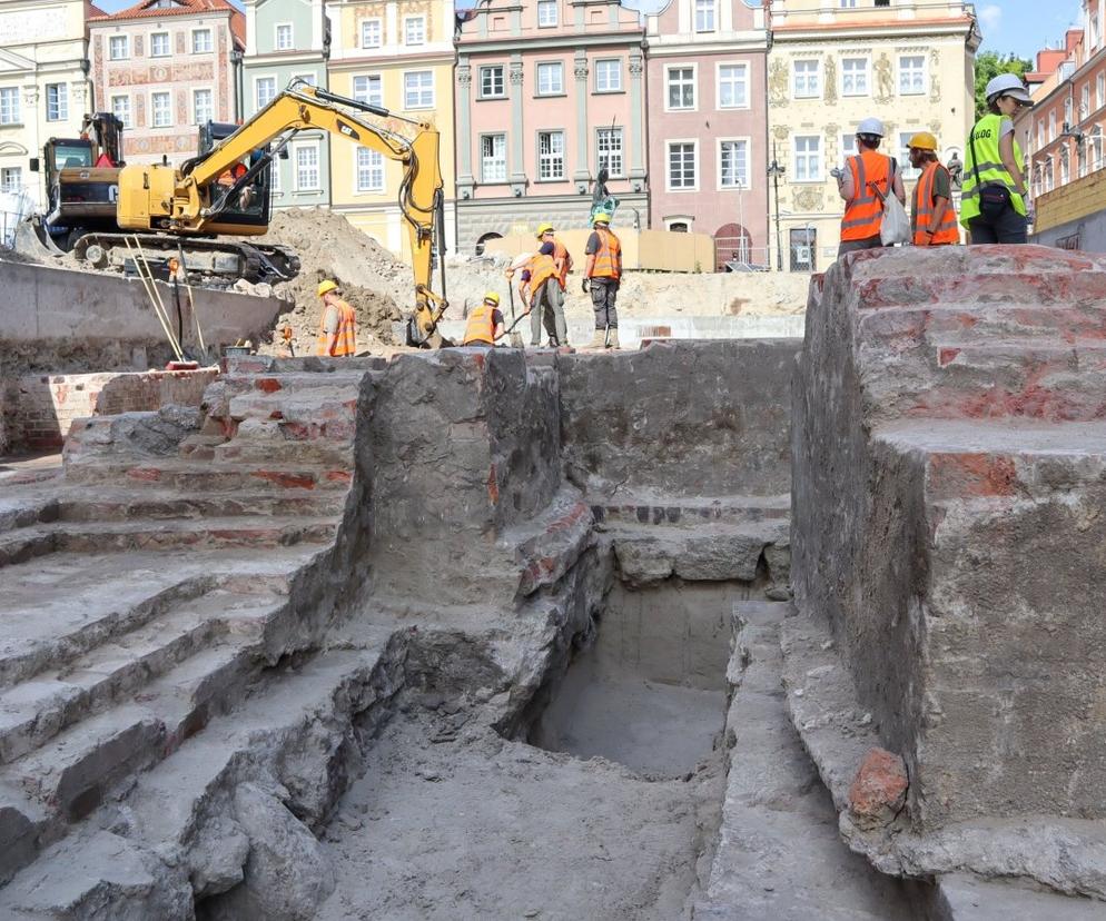 Trwa przebudowa Starego Rynku. Równolegle toczą się prace archeologiczne. Badane są m.in. ślady po budynku Nowego Ratusza, który został rozebrany po wojnie 