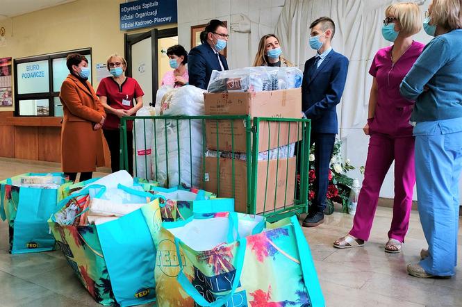 Młodzi radni z Bełchatowa pomogli małym pacjentom. Zebrali mnóstwo potrzebnych darów [AUDIO]