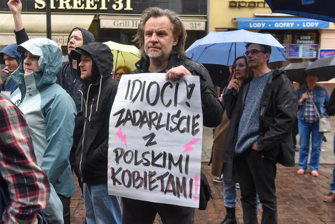 Tłum zwolenników aborcji protestował w centrum miasta. Manifestacja ruszyła pod kurię biskupią i siedzibę PiS