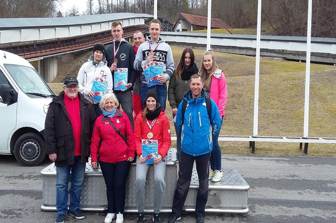 Ekipa UKS Nowiny Wielkie - Natalia Wojtuściszyn, pierwsza z lewej na podium, Ewa Kuls-Kusyk na dole z medalami