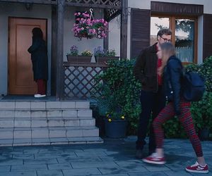 M jak miłość, odcinek 1883. Marysia (Małgorzata Pieńkowska), Darek Hoffman (Mateusz Rusin), Sara (Nadia Skrzypek)