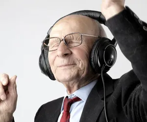 Muzyka może spowolnić starzenie się mózgu? To badanie daje nadzieję!