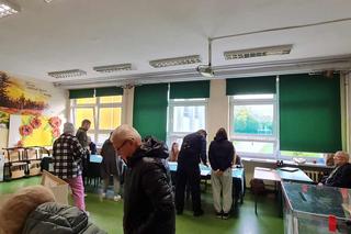 Krakowianie stoją w kolejkach do urn wyborczych. Frekwencja robi wrażenie!