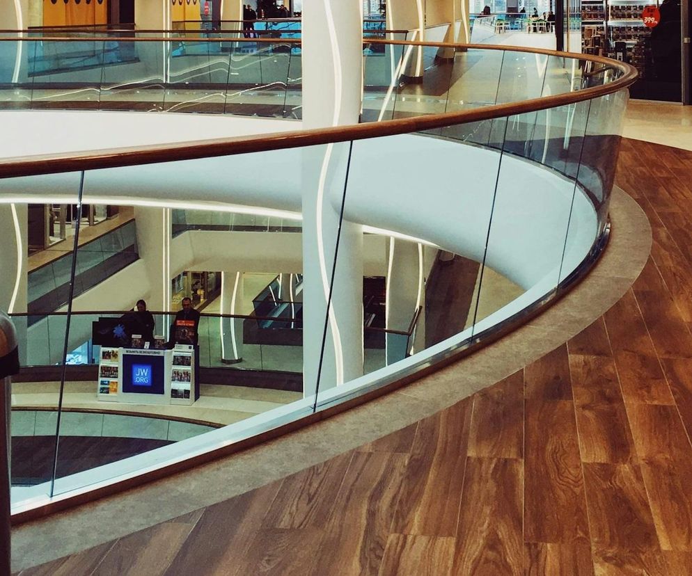 17-latek wypadł przez barierkę. Groza w centrum handlowym