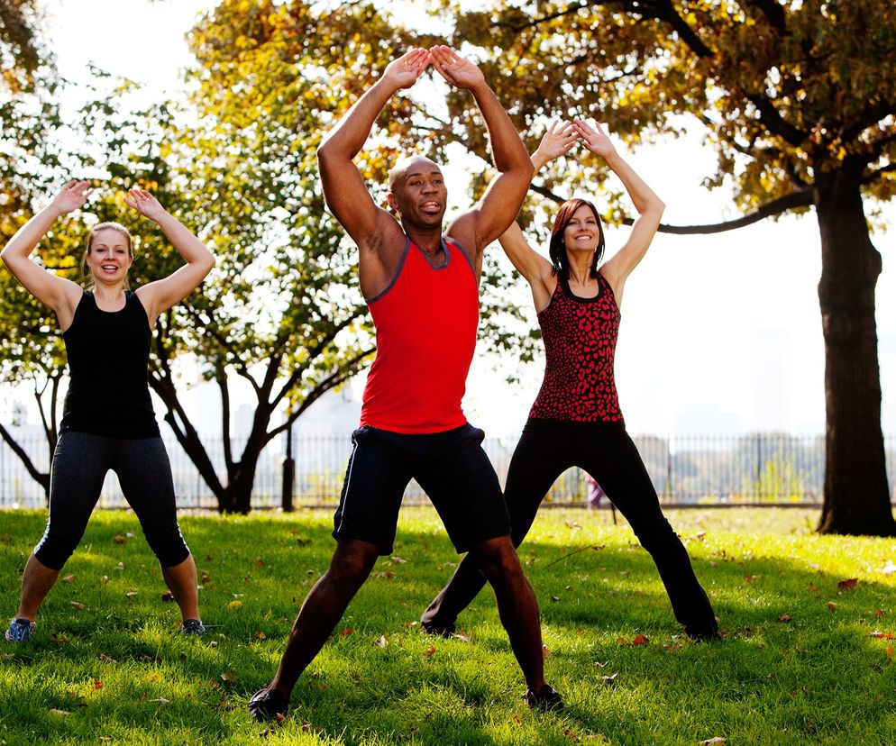 Pajacyki, zwłaszcza jako element treningu interwałowego, to jedno z najskuteczniejszych ćwiczeń na spalanie tkanki tłuszczowej.