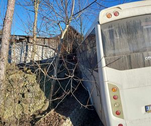 Zderzenie autobusu z autem osobowym w Rzepinku