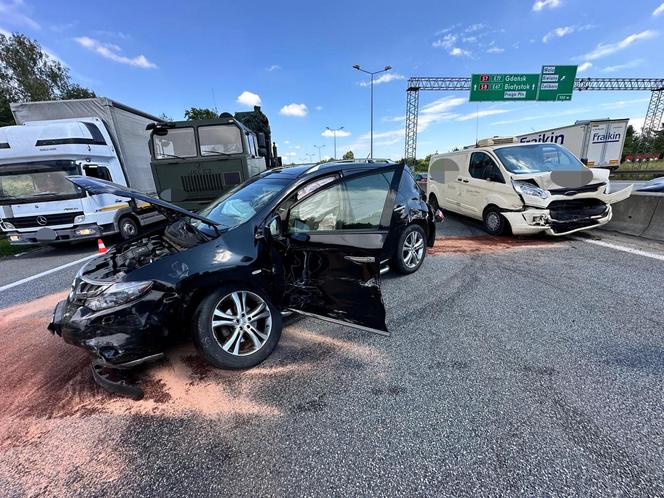 Wypadek na S8 w Warszawie. Rozbita wojskowa ciężarówka i dwa auta, są ranni