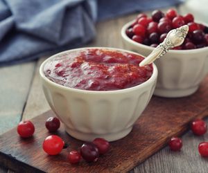 Sos żurawinowy do mięsa i kanapek. Prosty przepis na słodko-kwaśny dip 