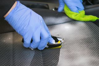 Kupuję dwa opakowania i czyszczę auto w środku. Prosty sposób na tanie odświeżenie tapicerki w samochodzie bez konieczności prania