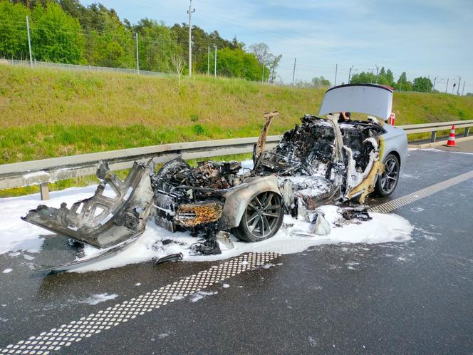 Pożar auta na S5 koło Leszna. Prawie nic z niego nie zostało