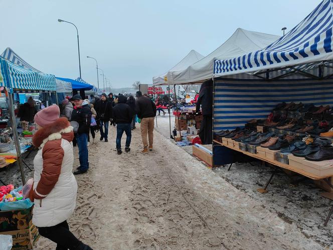 Giełda samochodowa w Łodzi. Przyciąga klientów, ale sprzedawcy nie są zadowoleni