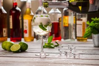 Lekko, orzeźwiająco i z klasą – 9 drinków z bąbelkami, które musisz wypróbować