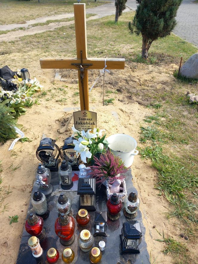 Tak wygląda grób Tomasza Jakubiaka 4 miesiące po śmierci kucharza. Niewiarygodne, co przy nim postawiono