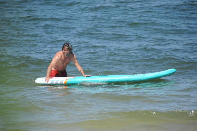 Olivier Janiak jak David Hasselhoff na plaży nad Bałtykiem