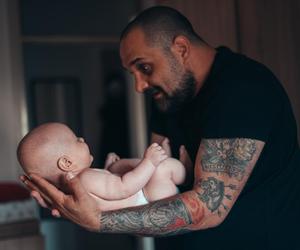 Ci panowie są super ojcami, ale gorszymi partnerami. Co ma z tym wspólnego rozmiar karku?