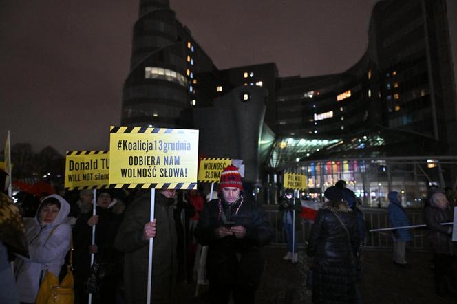 Kolejny dzień protestu przed siedzibą TVP