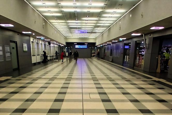 Awaria na dworcu w Szczecinie. W holu pękł szklany sufit