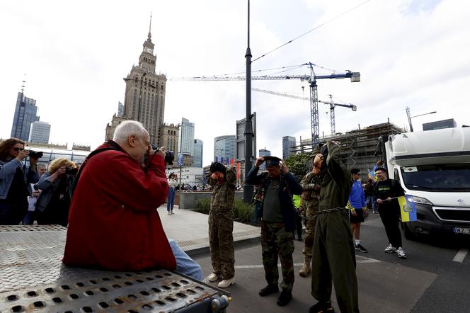 Strajk Kobiet na ulicach z czołgiem i traktorem. Demonstracja przeciwko wojnie