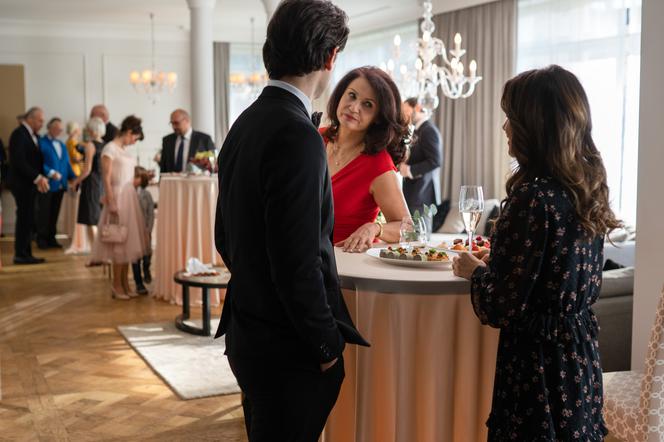 Zawsze warto, odcinek 5: Marta (Weronika Rosati), Maria (Małgorzata Pieczyńska), Witold (Mariusz Bonaszewski), Rafał Bartłomiej Kotschedoff)