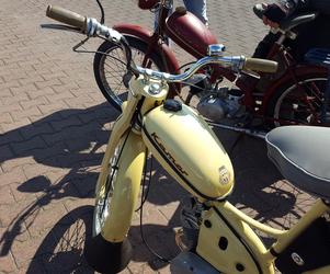 Fani starych polskich motorowerów z Bzyk Raider ze Swarzędza zrobili sobie postój w Lesznie