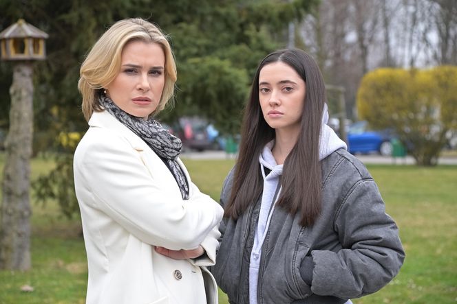 Pierwsza miłość odc. 4002. Milena / Angelika (Patrycja Franczak), jej matka Eliza (Anna Maria Sieklucka)