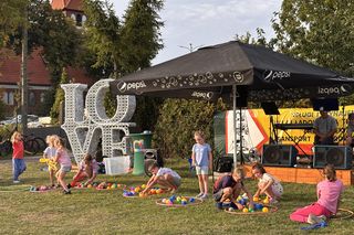 Mieszkańcy Dąbrowy Chełmińskiej zjednoczyli się dla Piotrka. Festyn charytatywny pełen wzruszeń i nadziei