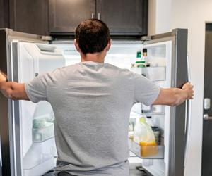 Masz problem z kroplami wody na tyłach lodówki? Spróbuj patentu z gąbką kuchenną