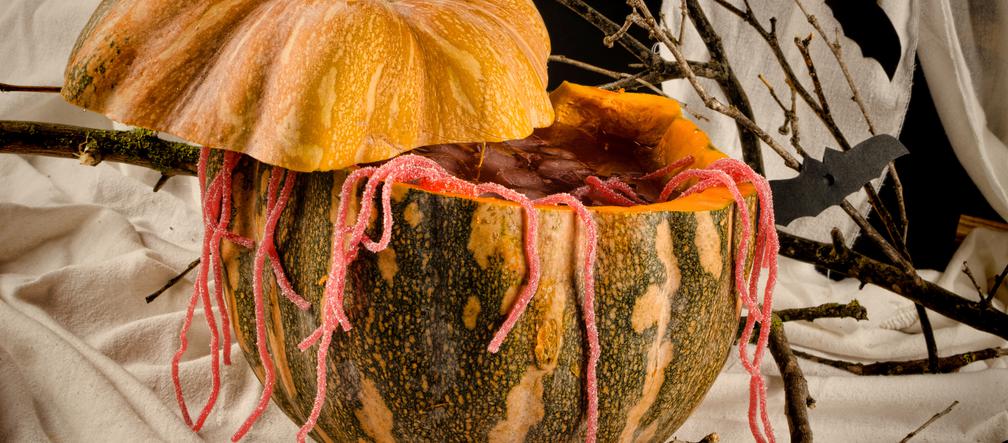 Upiorny poncz na Halloween w wydrążonej dyni [przepis]