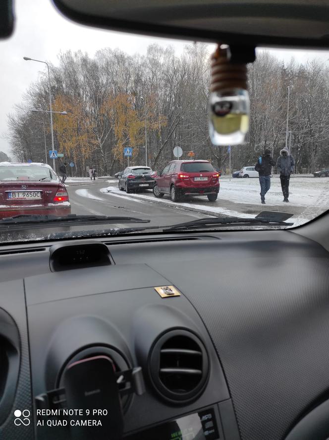 Problemy kierowców na oblodzonej jezdni przy ul. Zwierzynieckiej