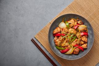 Orientalny kurczak w sosie imbirowym - aromatyczne danie do przygotowania w 30 minut