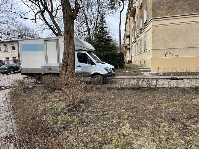 Cofał mercedesem, potrącił kobietę. Dramat na Mokotowie