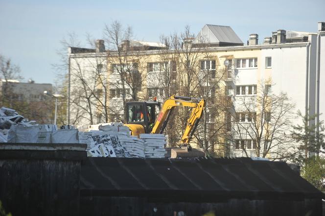 Zaczęli burzyć szkieletor. Mieszkańcy są wściekli, że ciężarówki rozjeżdżają im ulicę 