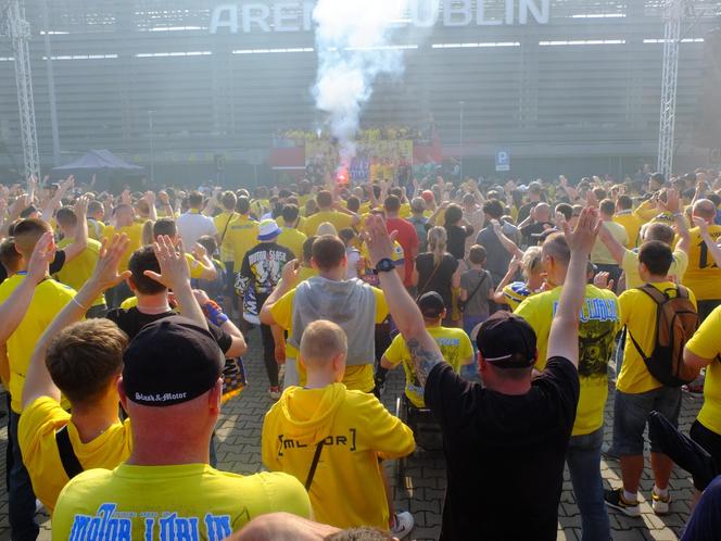 Motor Lublin po 32 latach znowu zagra w piłkarskiej ekstraklasie! Wielka feta na ulicach miasta. "Awans jest nasz, Motor United!"