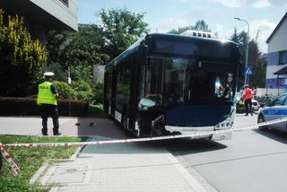 Zderzenie autobusu MPK z samochodem w Krakowie, jedna osoba ranna [ZDJĘCIA]
