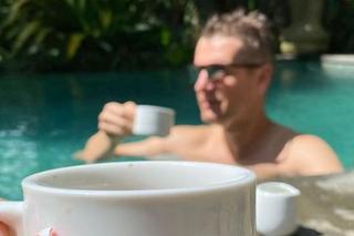 Tak baluje Rafał Mroczek w podróży poślubnej! Tego nikt by się po nim nie spodziewał