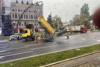 Zderzenie wywrotki z bramownicą drogową. Kierowcy musieli się zmierzyć z dużymi korkami