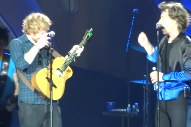 Sheeran z The Rolling Stones na scenie - kadr z nagrania