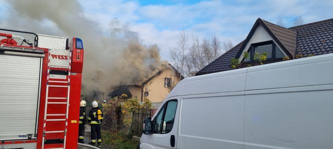 Pożar domu w powiecie toruńskim! Na miejscu aż 11 zastępów straży pożarnej [ZDJĘCIA]