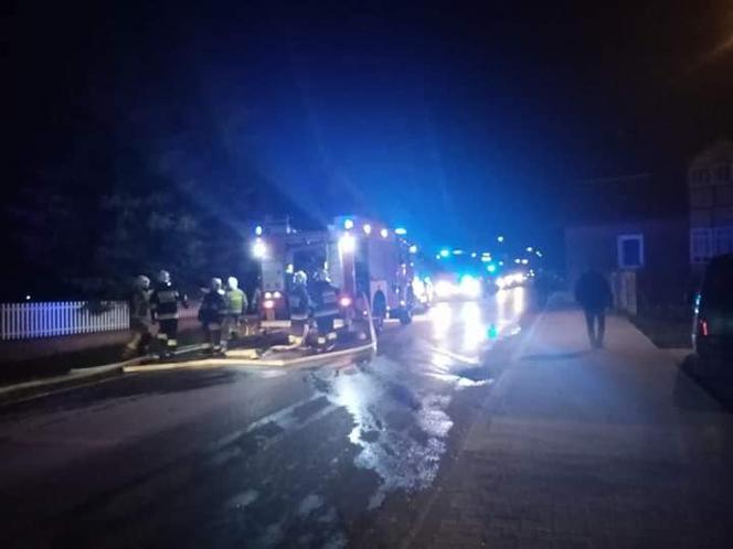 Nocny pożar na Sądecczyźnie. Strażacy dwa razy gasili płonący budynek