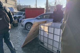 Sprzedaż żywych karpi na targu we Wrocławiu. Co z zakazem handlu żywymi rybami?