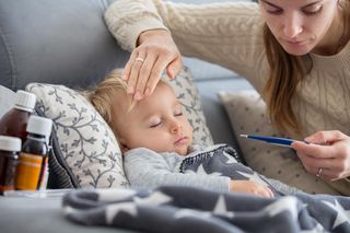 Drgawki gorączkowe u dziecka. Jak reagować krok po kroku? Poradnik pediatry
