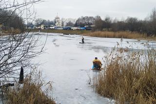 Wędkarze łowią ryby w przeręblach na cienkim lodzie Bagrów. Nie przejmują się zagrożeniem [WIDEO]